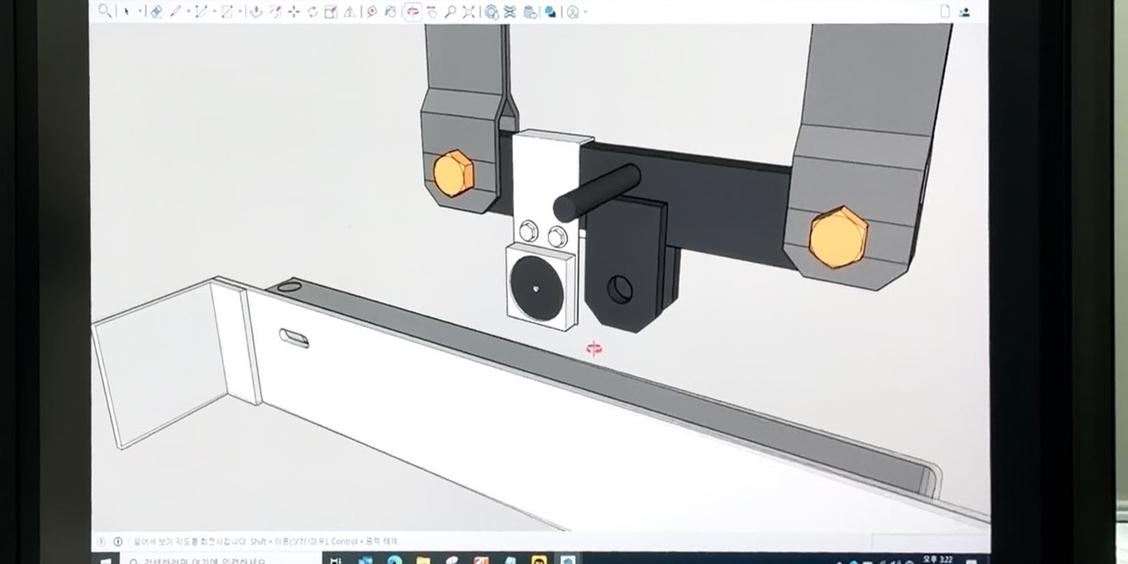 RFID tag and antenna design for hanger identification